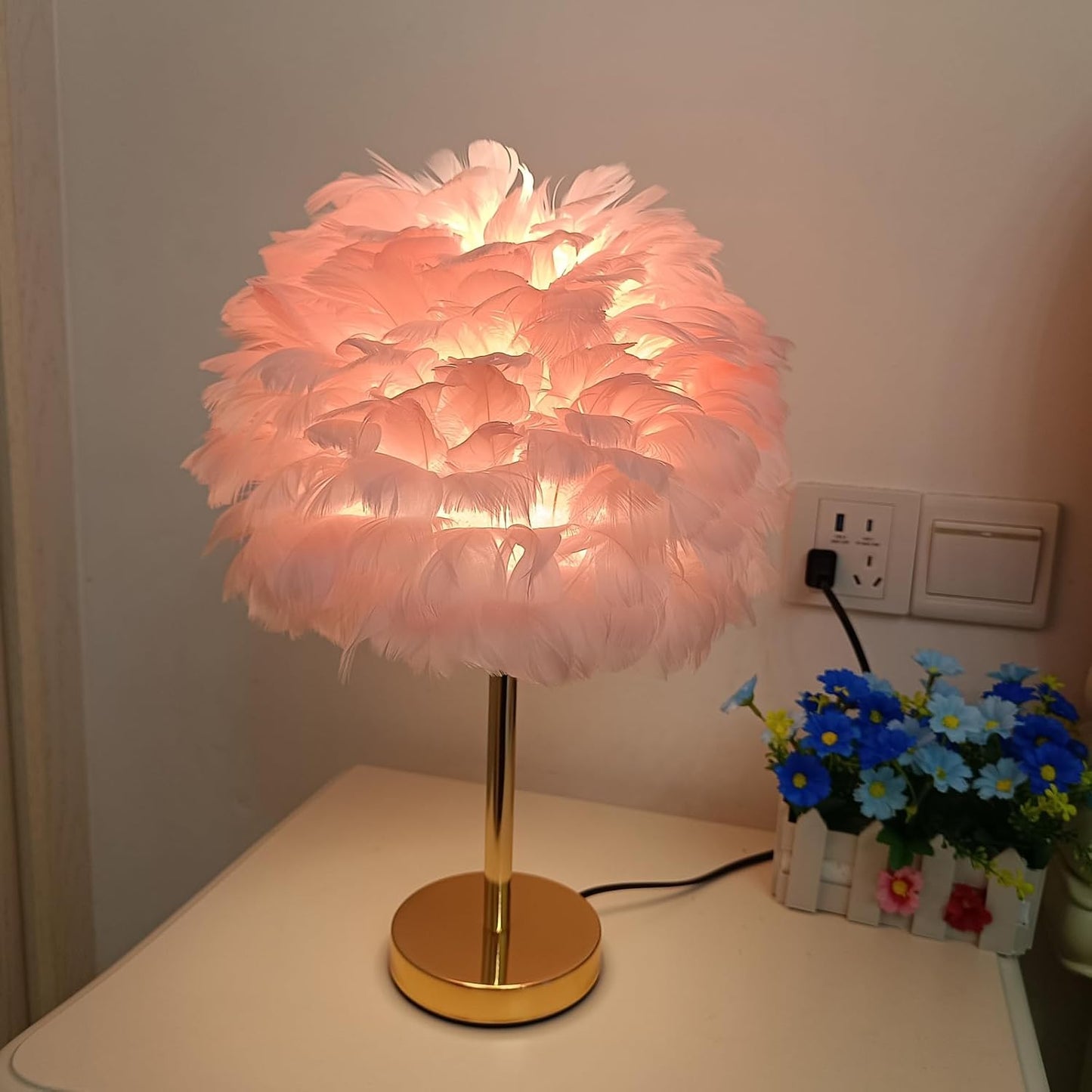 ZYLEIESENBAO Pink Feather Lamp Cute Romantic Goose Feather Table Lamp Furry Nightstand Light with Gold Base Bedside Lamp for Girl Bedroom Wedding Living Room Hotel Decorative