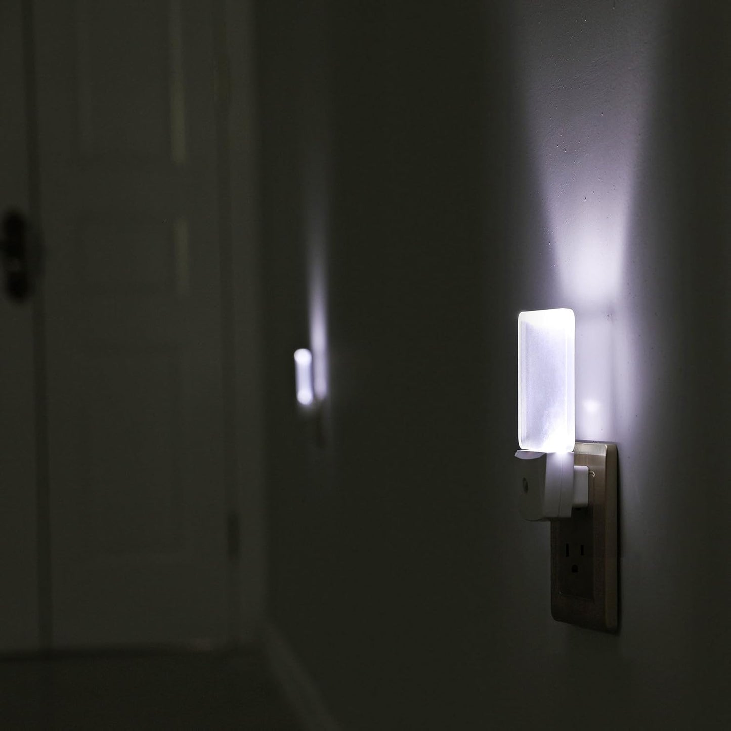 DEWENWILS Plug in LED Night Light with Light Sensor, Dusk to Dawn, Kids Nightlight for Nursery, Bathroom, Hallway, Bedroom, Cool White Light, Flat Clear Design, UL Listed, 4 Pack
