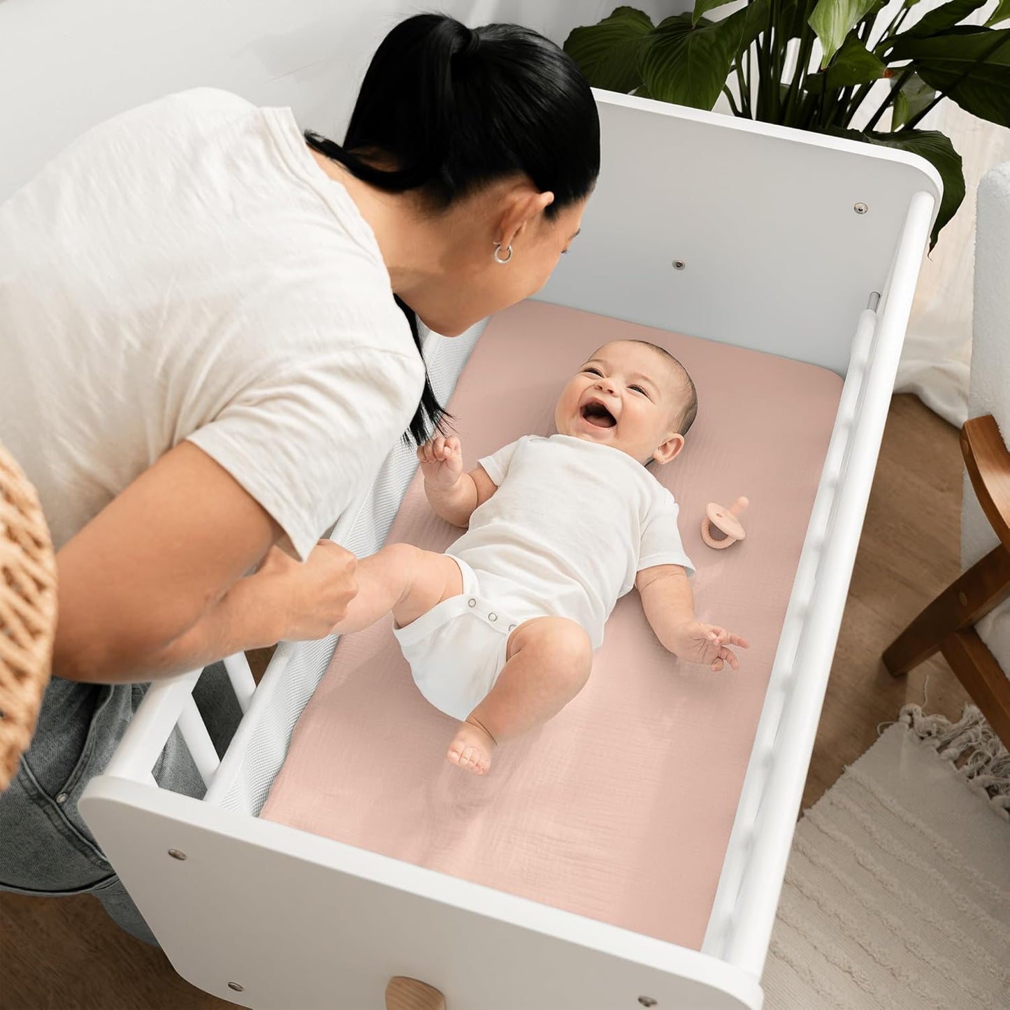 Comfy Cubs Muslin Bassinet Sheet - 100% Soft Cotton Fabric, Breathable & Gentle for Baby’s Sensitive Skin - Universal Fit with Secure Elastic Edging, Gift-Ready Packaging - Blush