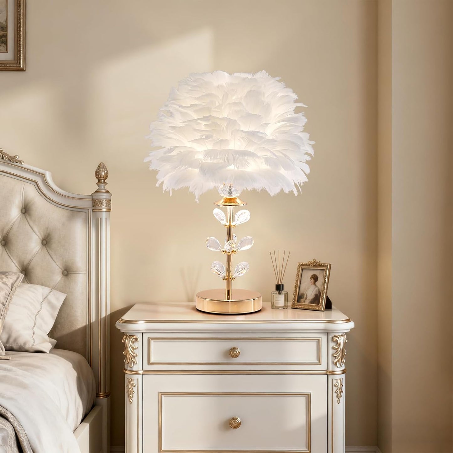 Chic White Feather Lamp Creative Fluffy Table Lamp Cute Kids Bedside Lamp Modern Feather Desk Light for Teen Girls Bedroom Living Room Entryway Study Room Wedding Deco
